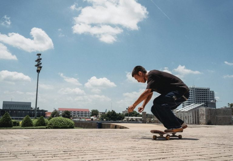 How To Stop On A Longboard ( Hassle Free Steps!) HobbyKraze