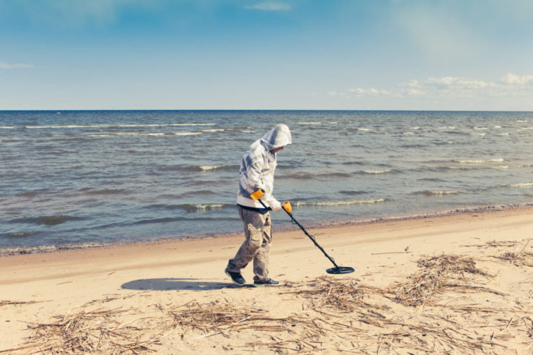 Best Metal Detector for Beachcombing
