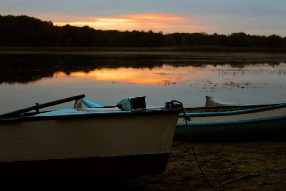 how-long-can-you-leave-a-boat-anchored-in-one-place