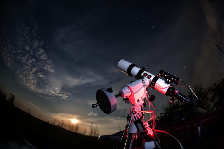 What are the different types of telescopes