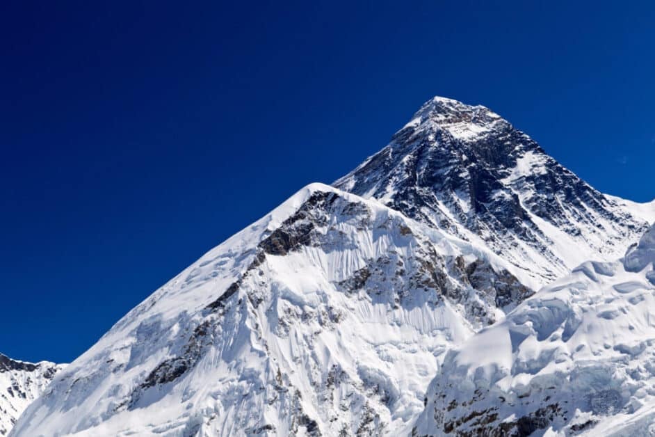 How Is Mount Everest Snowy If the Clouds Are on a Lower Altitude