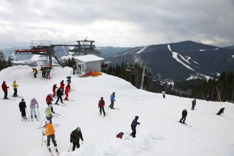 6 Best Jobs at Ski Resorts to Maximize Skiing Time