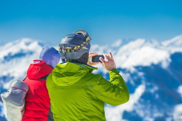 How To Keep Your Phone Warm While Skiing