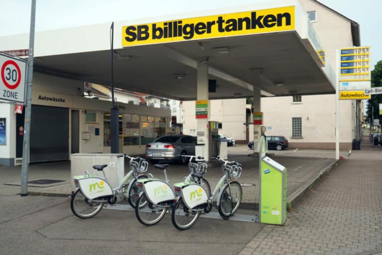 Electric Bike vs Gas Bike: The Battle of Pedal Powerhouses